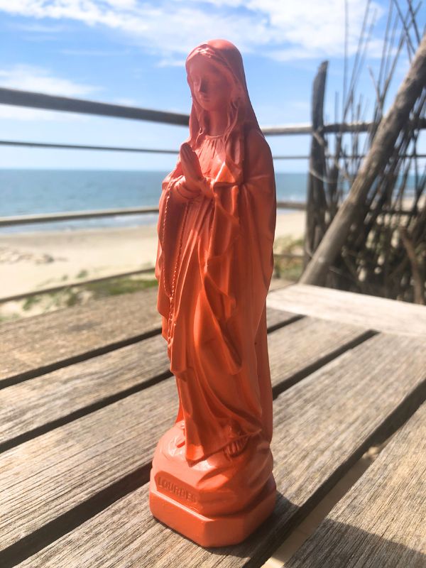 Statuette Vierge Marie orange vintage comme élément de décoration spirituelle. 
