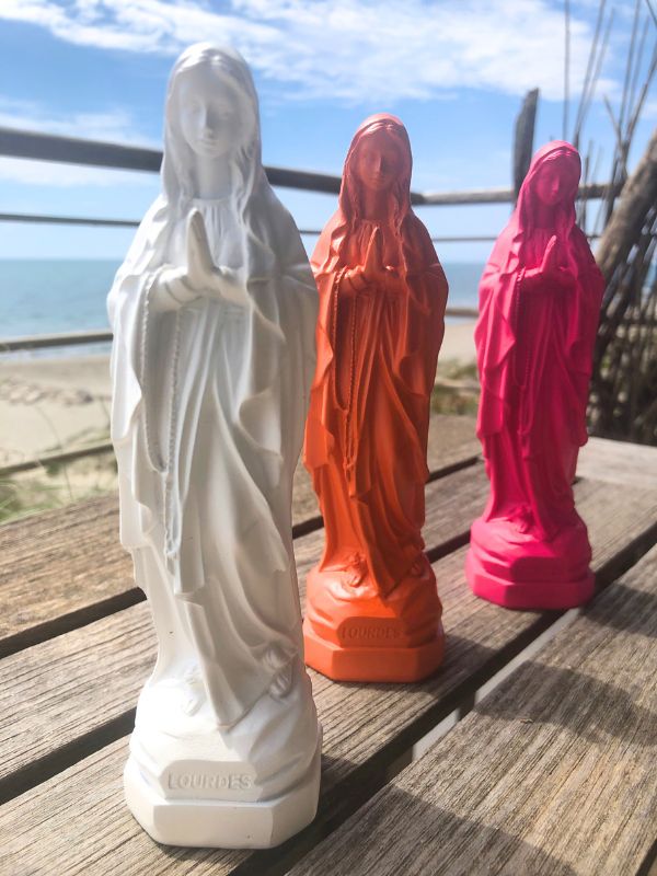 Déclinaison de la statuette de Marie de Lourdes en blanc, orange vintage et rose vif. 