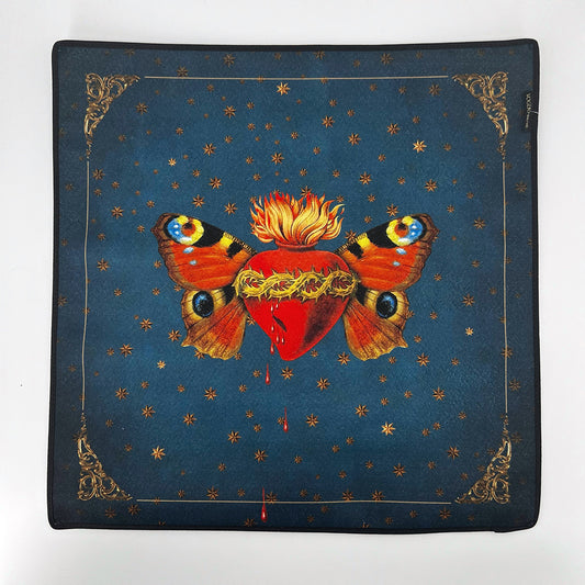 Tapis de tirage pour tarots et oracles "Papillon sacré" par la créatrice Voglio Bene. Un tapis de tirage original, rock, bohème et spirituel parfait pour accompagner vos pratiques ésotériques. 