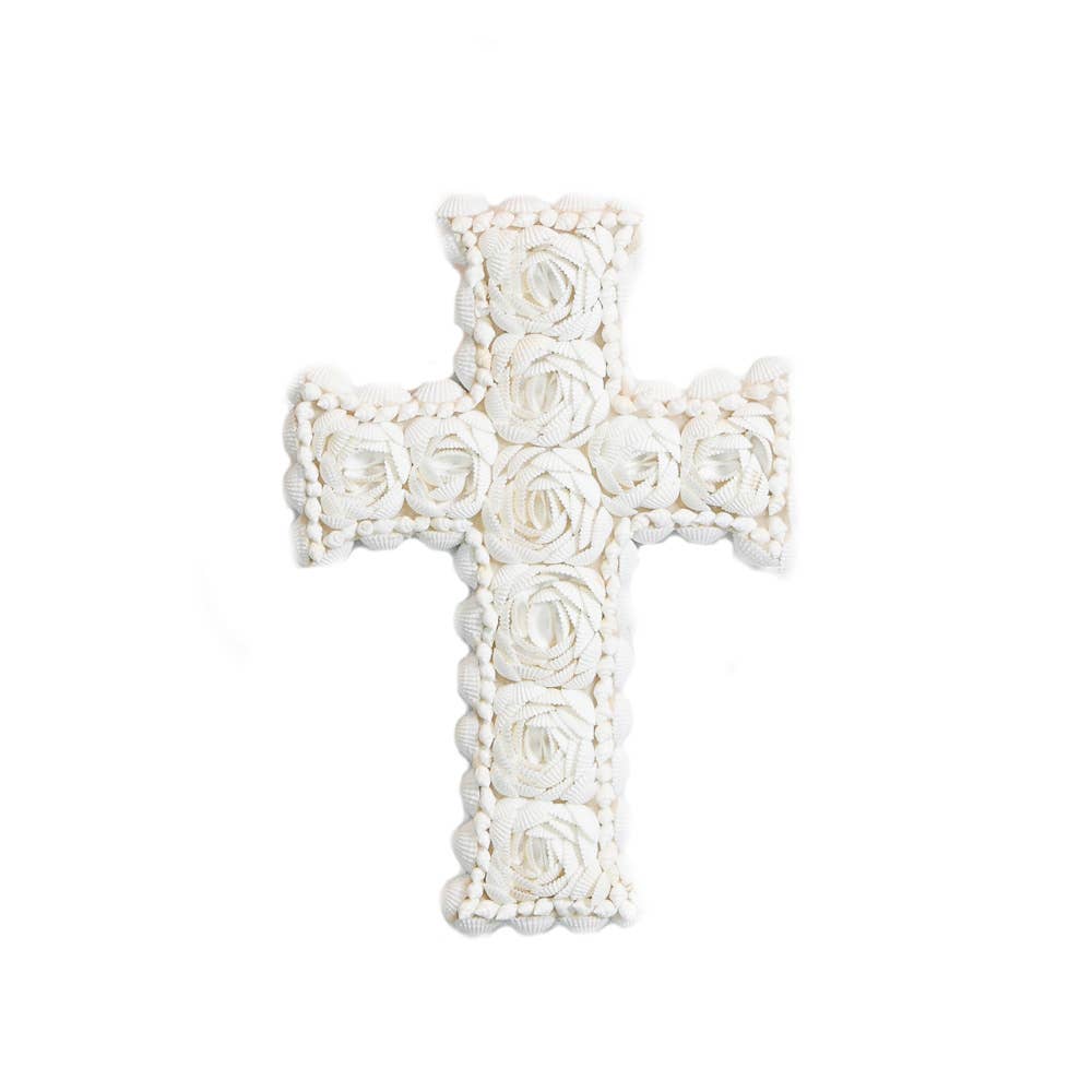 Croix de coquillages blancs en forme de fleurs pour une ambiance côtière et une décoration spirituelle et naturelle. 