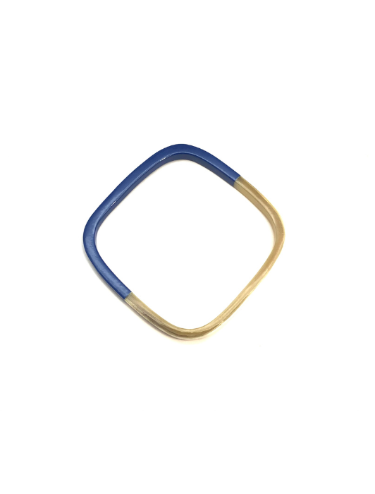 Bracelet jonc corne et bleu électrique.