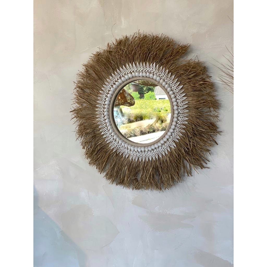 Miroir en accroche murale pour une décoration dans l'esprit de Bali. 