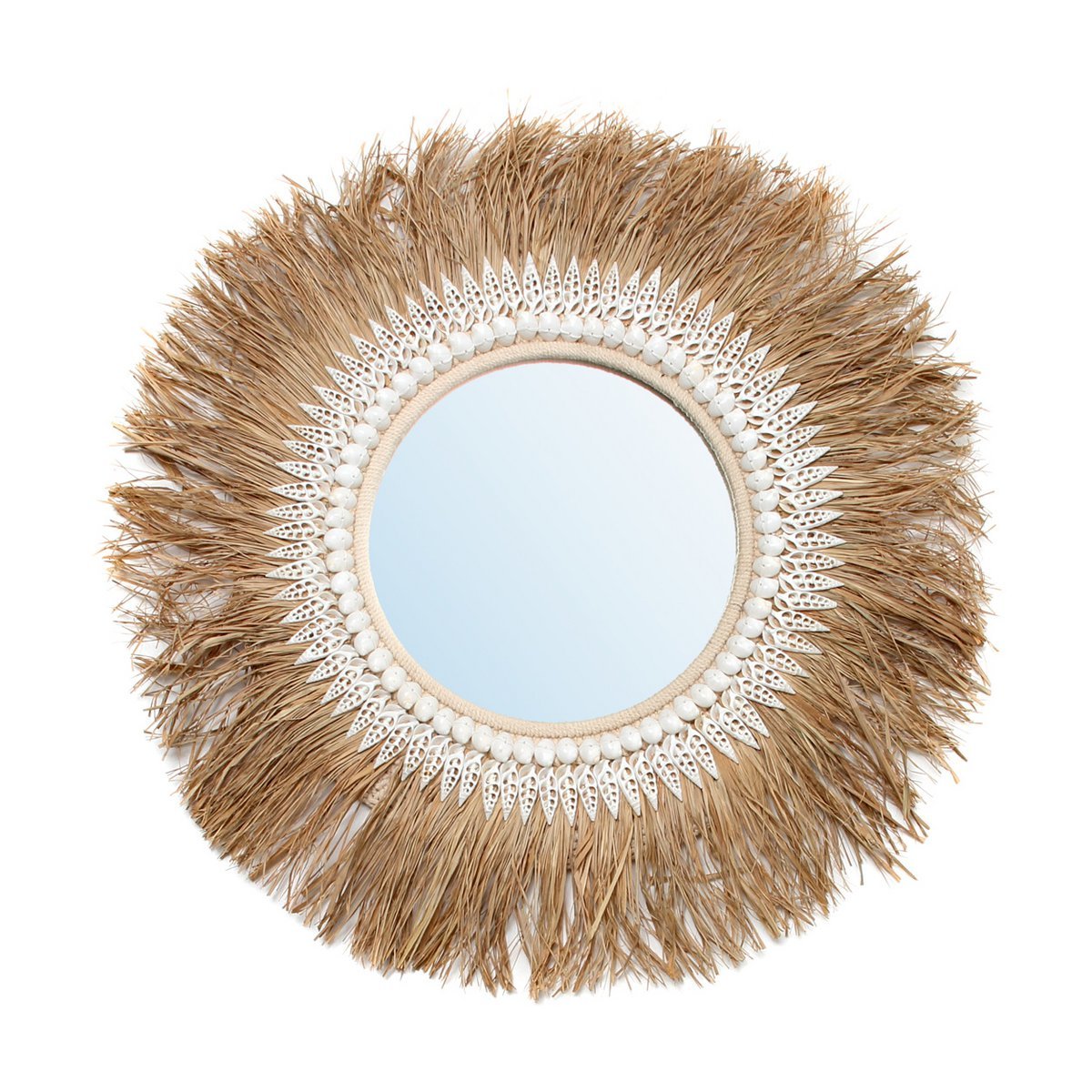 Miroir rond entouré de raphia à la couleur gingembre et petits coquillages pour une décoration murale plage et tendance. 